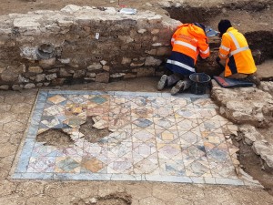 Tapis en opus sectile d’une pièce de réception d’une domus datée des Ier/IIe siècle de notre ère. Charlotte Gleize, Inrap